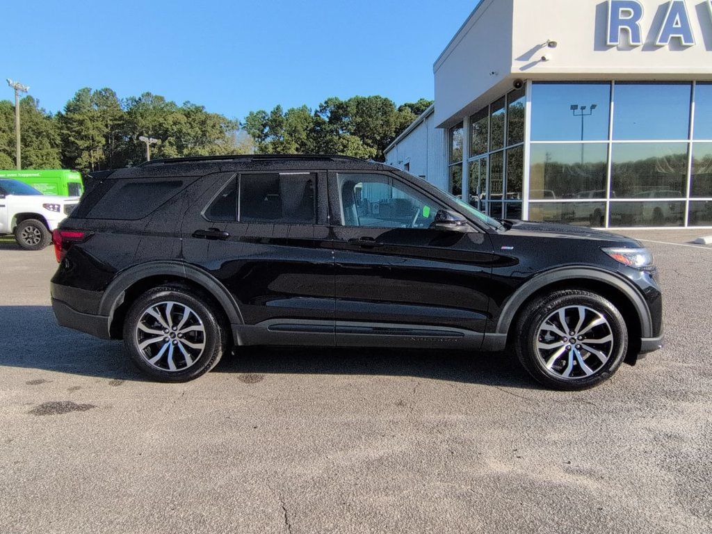 Used 2025 Ford Explorer ST-Line RWD image 3