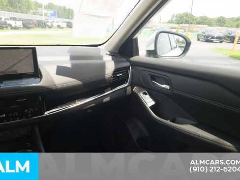 Used 2025 Nissan Rogue SL AWD/4WD image 19