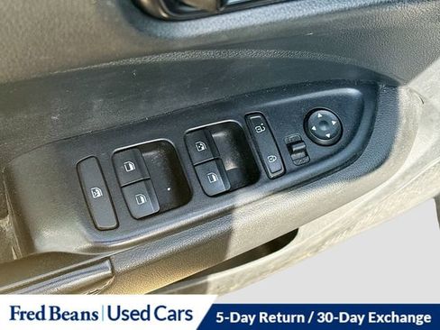 Used 2023 Hyundai Venue Limited image 17