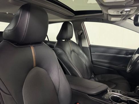 Used 2020 Toyota Camry XLE w/ Sunroof Package FWD image 18