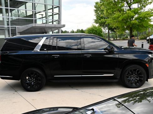 Used 2021 Cadillac Escalade ESV Premium Luxury AWD/4WD image 4