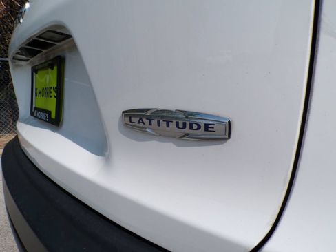 Used 2019 Jeep Cherokee Latitude w/ Popular Appearance Group FWD image 14