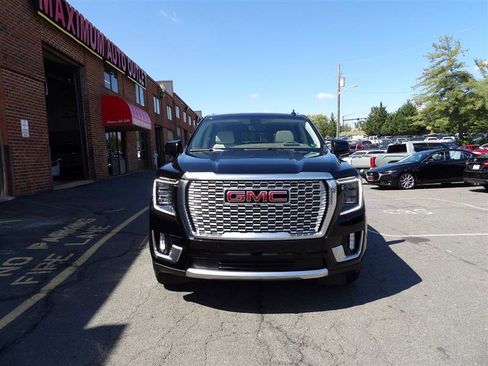 Used 2021 GMC Yukon XL Denali w/ Denali Premium Package image 3