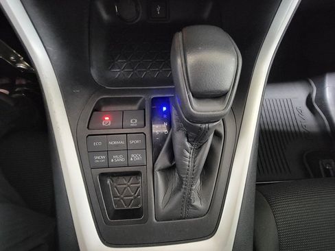 Used 2021 Toyota RAV4 LE image 18
