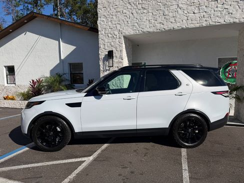 Used 2019 Land Rover Discovery SE image 2