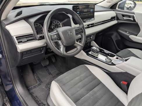 Used 2025 Mitsubishi Outlander SE AWD/4WD image 14