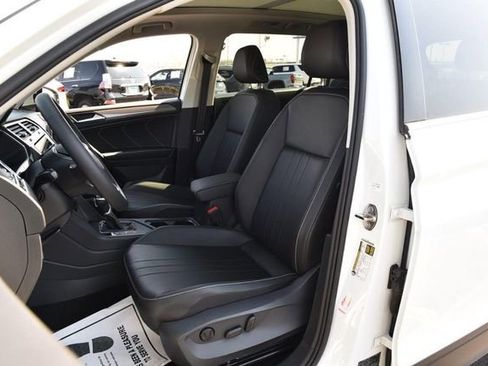 Used 2023 Volkswagen Tiguan SE w/ Panoramic Sunroof Package image 18