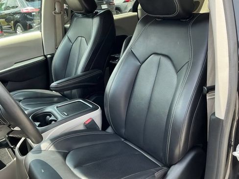 Used 2023 Chrysler Pacifica Touring-L FWD image 37