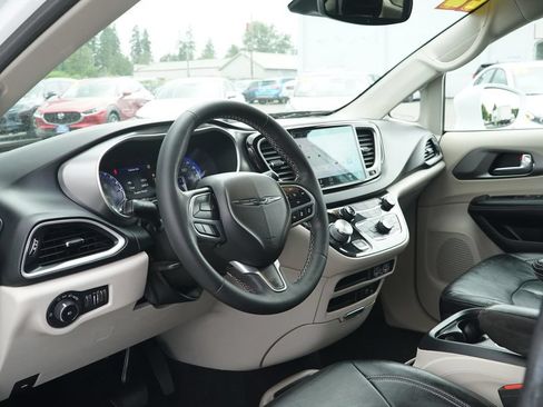 Used 2022 Chrysler Pacifica Touring-L FWD image 21