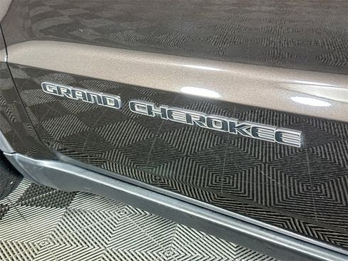 Used 2017 Jeep Grand Cherokee Limited image 28