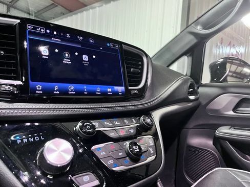 Used 2023 Chrysler Pacifica Limited w/ Uconnect Theater Family Group FWD image 22