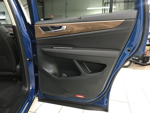 Used 2025 Volkswagen Atlas SE w/ Panoramic Sunroof Package FWD image 11
