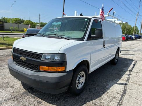 Used 2019 Chevrolet Express 3500 w/ Driver Convenience Package RWD image 3