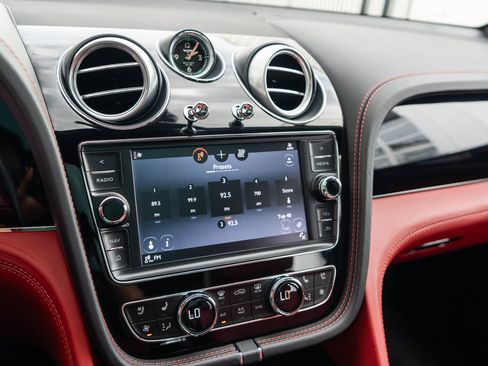 Used 2017 Bentley Bentayga AWD/4WD image 17