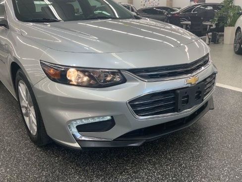 Used 2017 Chevrolet Malibu LT FWD image 38