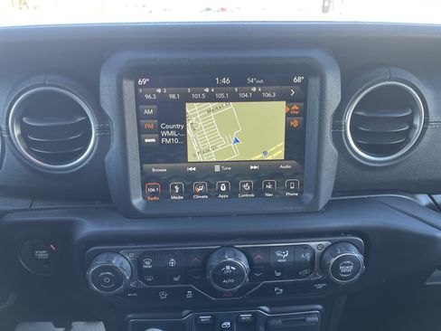 Used 2019 Jeep Wrangler Unlimited Sahara image 21