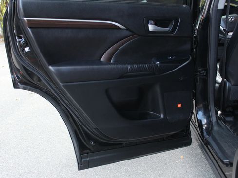 Used 2016 Toyota Highlander Limited Platinum image 15