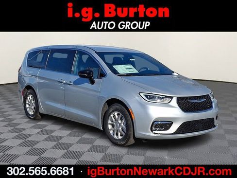 New 2026 Chrysler Pacifica Select image 1