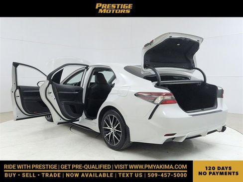 Used 2024 Toyota Camry SE image 11