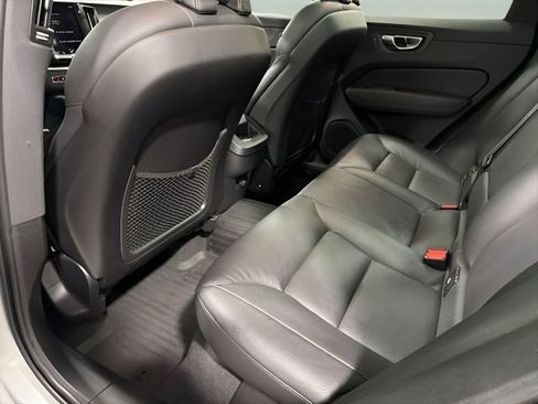 Used 2021 Volvo XC60 T5 Momentum w/ Premium Package image 28