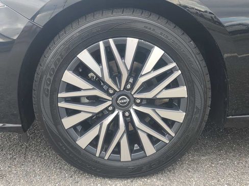 Used 2025 Nissan Altima 2.5 SV FWD image 18