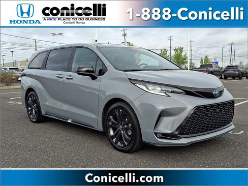 Used 2025 Toyota Sienna XSE FWD image 1
