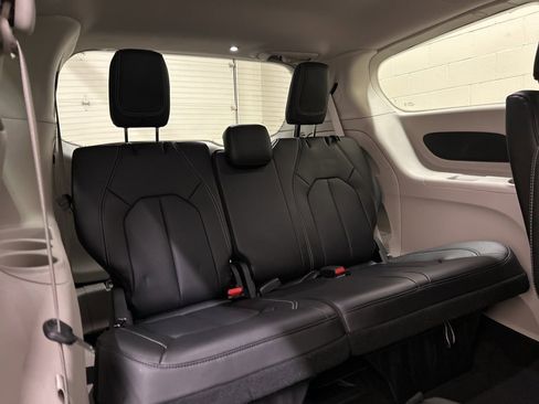 Used 2023 Chrysler Pacifica Touring-L image 10