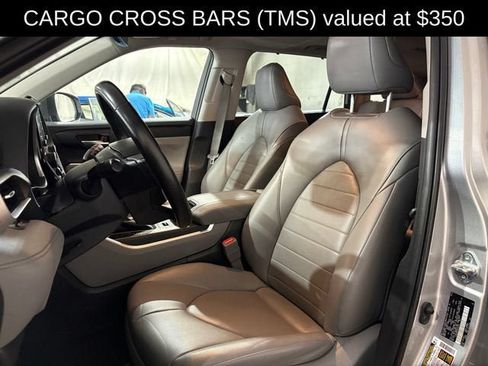 Used 2022 Toyota Highlander XLE AWD/4WD image 6