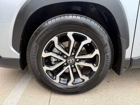 Used 2023 Toyota Corolla Cross SE image 34