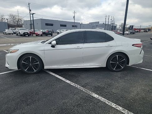 Used 2018 Toyota Camry XSE FWD image 2