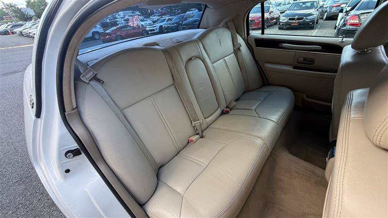 Used 2007 Lincoln Town Car Signature Limited RWD image 21