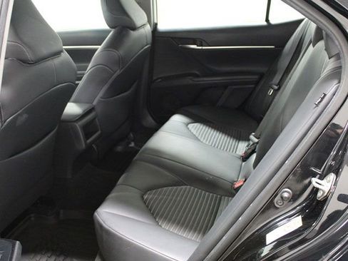 Used 2018 Toyota Camry SE w/ Moonroof Package image 16