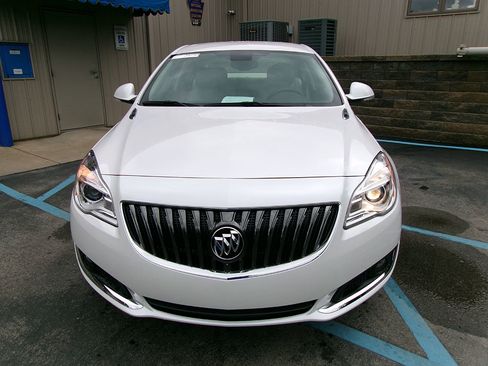 Used 2017 Buick Regal Sport Touring image 2