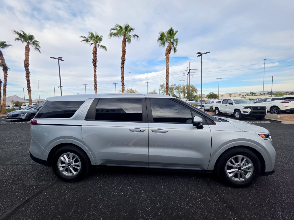 Used 2022 Kia Carnival LX FWD image 5