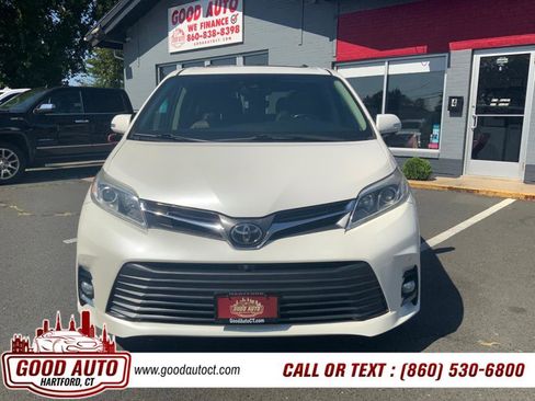 Used 2018 Toyota Sienna XLE AWD 7-Passenger (Natl) image 2