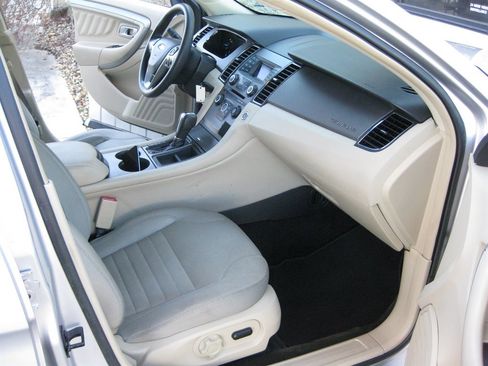 Used 2013 Ford Taurus SE image 32