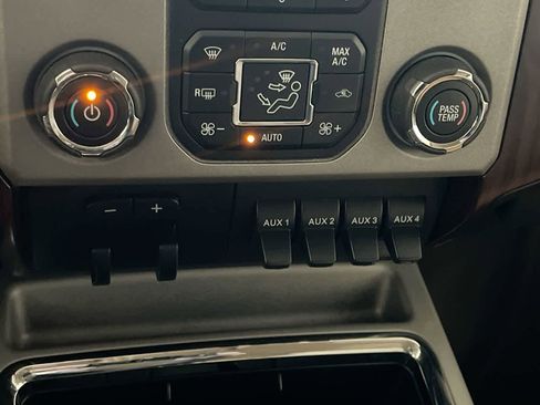 Used 2016 Ford F250 Lariat w/ Lariat Interior Package image 19