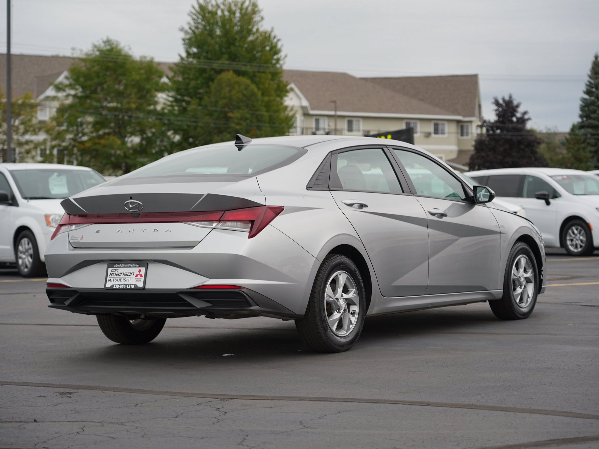 Used 2021 Hyundai Elantra SE FWD image 3