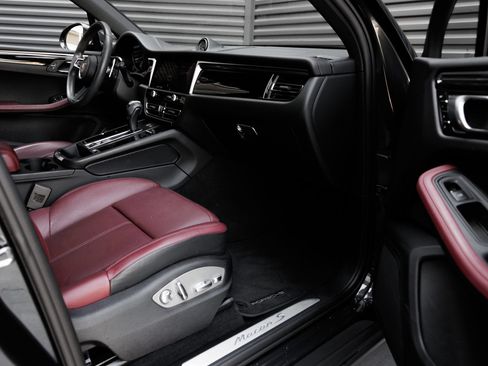 Certified 2023 Porsche Macan S AWD/4WD image 37