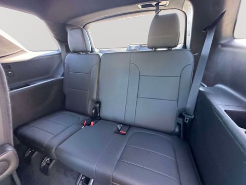 Used 2023 Chevrolet Traverse LT w/ LT Premium Package AWD/4WD image 36