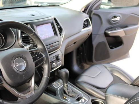 Used 2019 Jeep Cherokee Latitude Plus w/ Comfort/Convenience Group FWD image 16