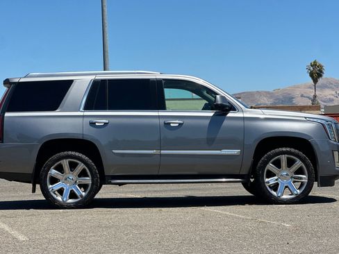 Used 2019 Cadillac Escalade Luxury RWD image 2