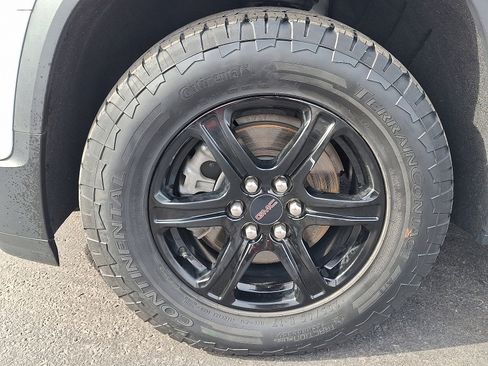 Used 2023 GMC Acadia AT4 w/ Technology Package image 9