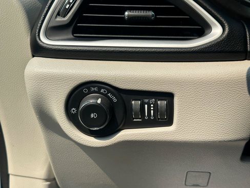Used 2023 Chrysler Pacifica Touring-L FWD image 16