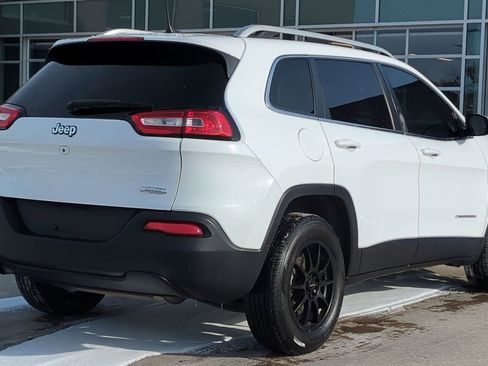 Used 2018 Jeep Cherokee Latitude w/ Cold Weather Group image 7
