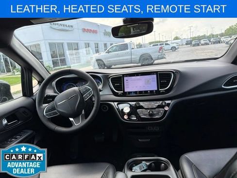 Used 2025 Chrysler Pacifica Select FWD image 14