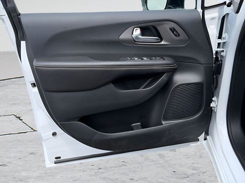 New 2027 Chrysler Pacifica Limited FWD image 16
