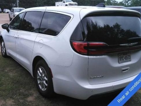 Used 2025 Chrysler Pacifica Select FWD image 8
