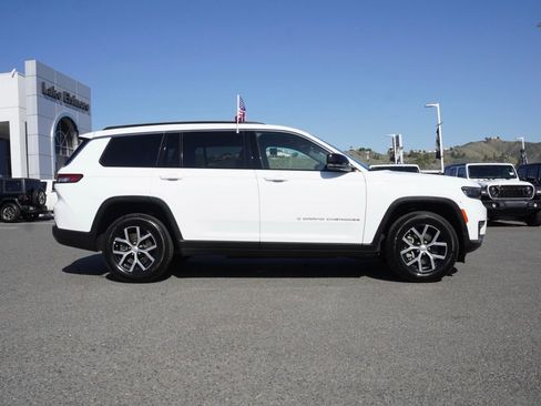 Used 2024 Jeep Grand Cherokee L Limited w/ Luxury Tech Group II image 3