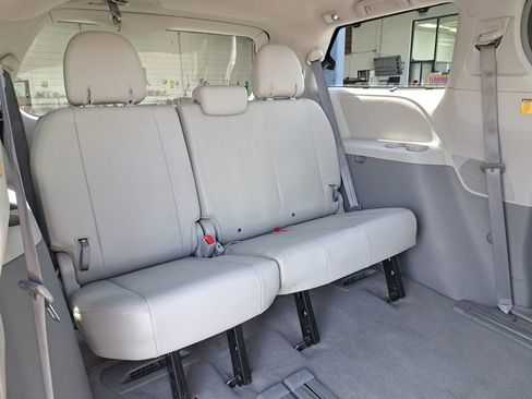 Used 2011 Toyota Sienna XLE w/ Entertainment Pkg FWD image 15